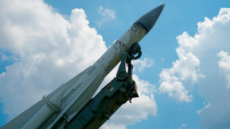 Київ у прицілі: Росія атакує місто одночасно «шахедами» та балістикою